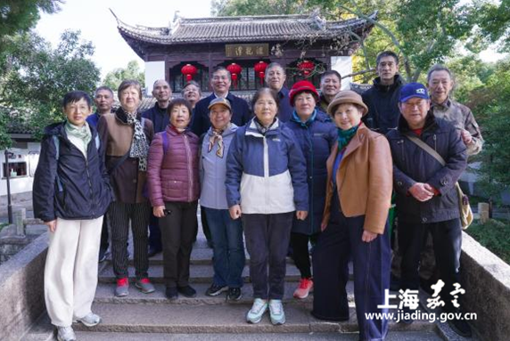 菊香满庭芳 军休摄雅韵——区军休所开展主题摄影活动