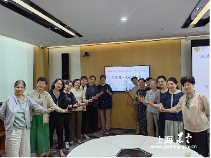 嘉定区退役军人妇联开展手工制作+参观红色书画摄影展暨沉浸式微党课活动